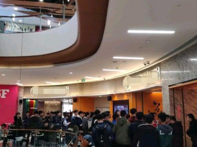 《DNF》旭旭宝宝吃饭被大量粉丝围堵  场面失态