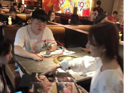 《LOL》Uzi与五五开携女友看电影